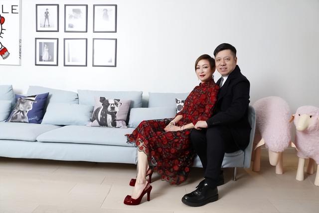 他是慕诗国际创始人,4台衣车起家19岁与太太结婚,3子女皆优秀