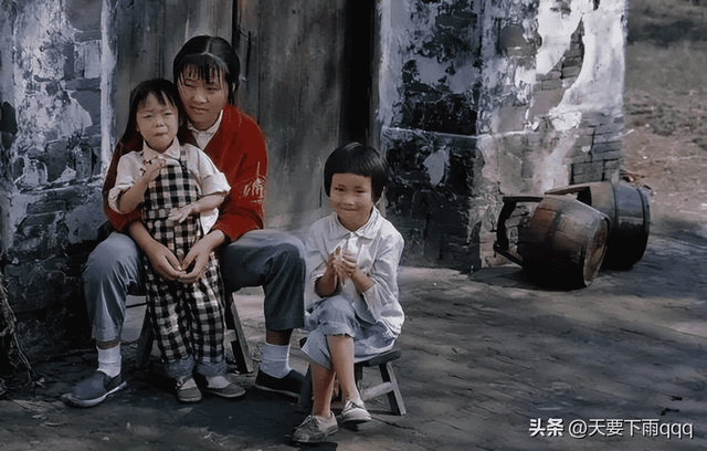 卑鄙龌龊老照片：青楼女子妖娆多姿，妇女露胸喂奶被孩子撕扯衣服