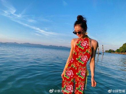 钟楚曦晒泳装照,身材健美赛超模,马甲线性感又可爱