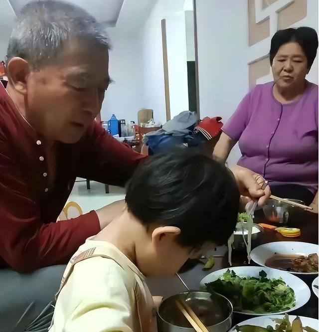 小天赐,终为父母的“众叛亲离”买了单,年仅5岁活得不像小孩