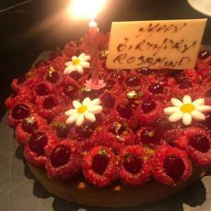 喝醉图片(关之琳晒57岁生日照，与三位年轻男士合影，喝醉脸红如少女)