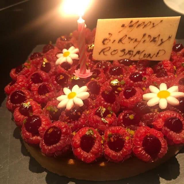 关之琳晒57岁生日照,与三位年轻男士合影,喝醉脸红如少女