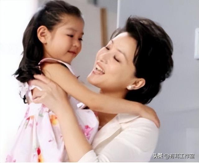 1994年,杨澜和银行职员丈夫离婚,转身嫁给身价100亿的吴征