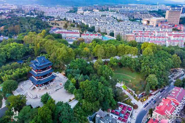 南京浦口凤凰山公园,这里有一座地标建筑,可以俯瞰城市绝美风光