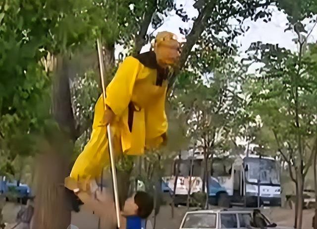 看到六小龄童6年拿2000元,才明白师徒四人为何和杨洁闹掰了