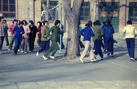 卑鄙龌龊老照片：青楼女子妖娆多姿，妇女露胸喂奶被孩子撕扯衣服