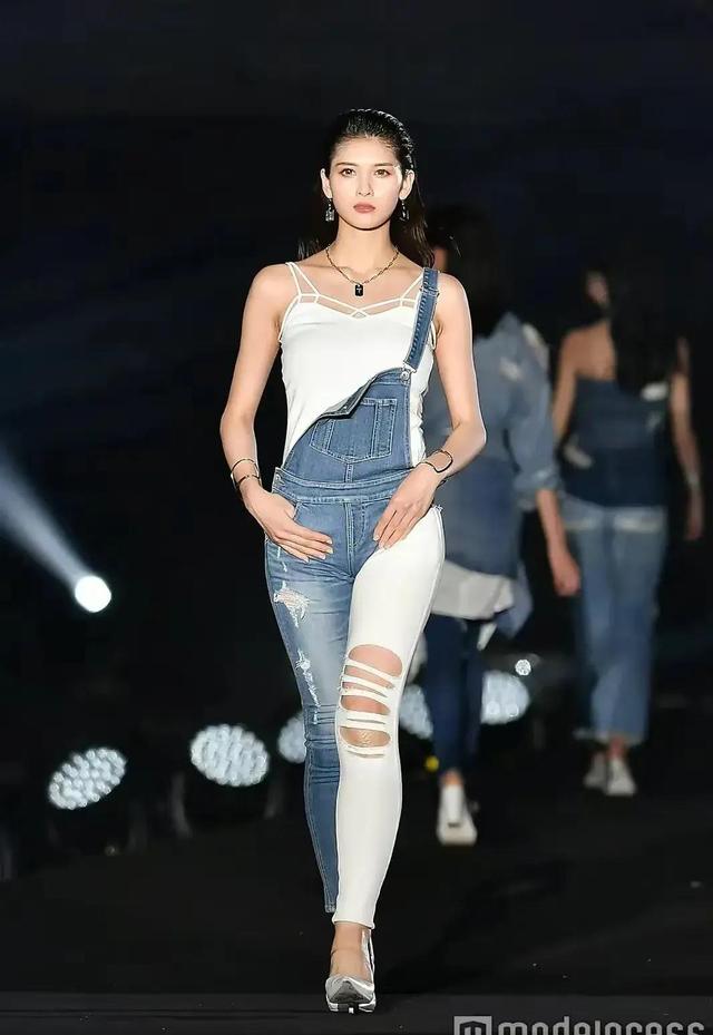 安洁拉芽衣:日菲混血,身材不错
