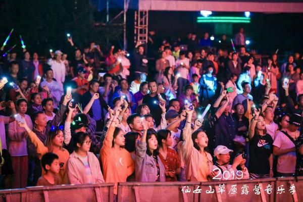 现场万人合唱《千年等一回》高胜美引爆仙女山露营音乐周