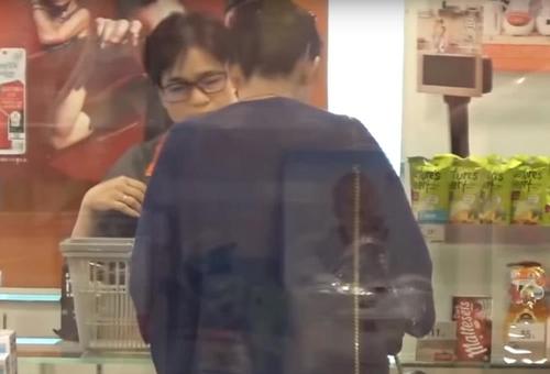 51岁邱淑贞素颜独自现身商场,皮肤松弛显老