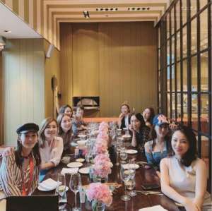 范玮琪照片(梁静茹范玮琪姐妹聚会，范玮琪的大尺度手机壳亮了)