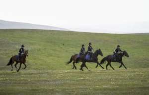 骑马照片(女子骑警 昭苏草原上的靓丽风景)