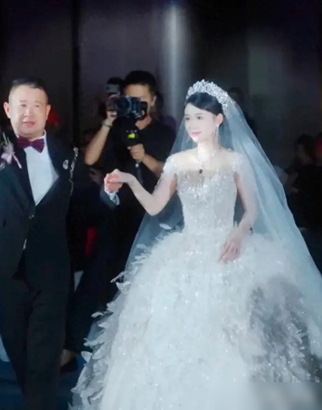 特步老总丁水波嫁女,谢霆锋破天荒搂着新娘,网友:长辈的疼爱