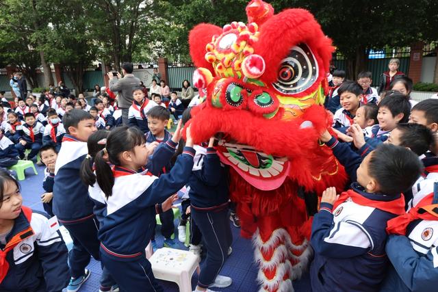 机器狗、哪吒、醒狮齐上阵!广州中小学开学现场“花式整活”→