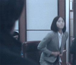女子在夜店与型男互动,用嘴投喂瞬间引爆全场,围观众女羡慕不已