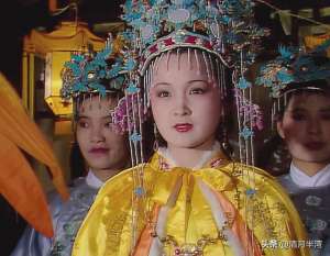 陈舒宜(同演贾元春，有人雍容华贵一脸富态，有人仿佛宫里窜出的大马猴？)