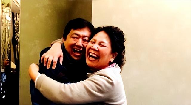 男星于晓光:举债百万给母亲治病买房,要求明星妻子也尽孝