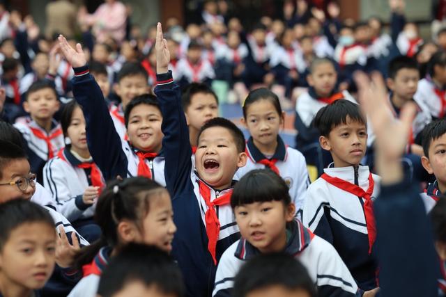 机器狗、哪吒、醒狮齐上阵!广州中小学开学现场“花式整活”→