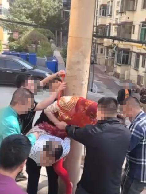 热闻|拍摄者称“新娘被绑电线杆”就是“玩闹”引网友热议,涉事社区回应