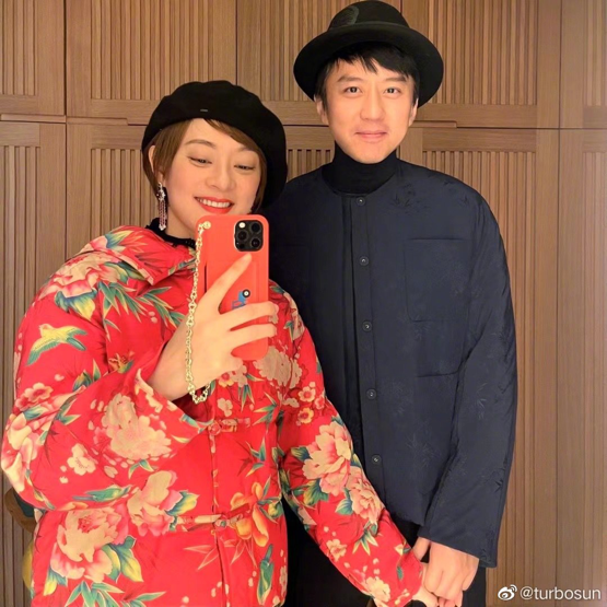 孙俪晒与老公同框照,红色棉袄被嘲土,邓超一脸羞涩细节超甜蜜