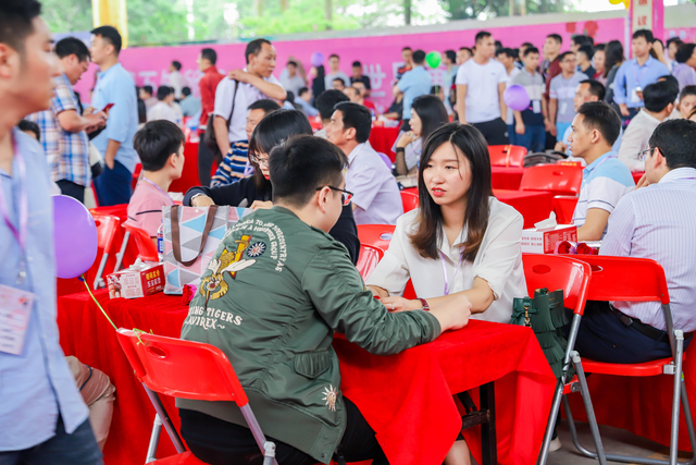泰国“人妖皇后”,嫁给中国富豪,两人结婚8年,如今怎样了