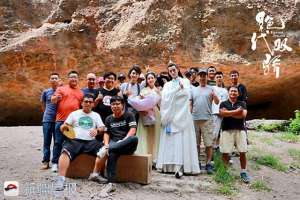 绝代双骄小鱼儿(新版《绝代双骄》杀青，小鱼儿在鹿角湾为新疆美景打CALL)