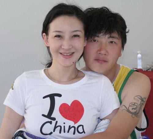 孙楠与妻子潘蔚双双幸福肥很有夫妻相,给老婆夹菜亲吻脸颊超有爱