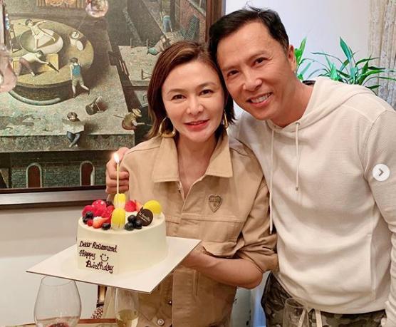 关之琳晒57岁生日照,与三位年轻男士合影,喝醉脸红如少女