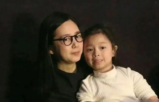 刘德华58岁老婆朱丽倩现身,臃肿显老态,夫唱妇随陪老公开演唱会