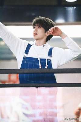 蔡徐坤背带裤(蔡徐坤穿搭背带裤阳光帅气，木子洋灵超时尚清新，周震南超有型)