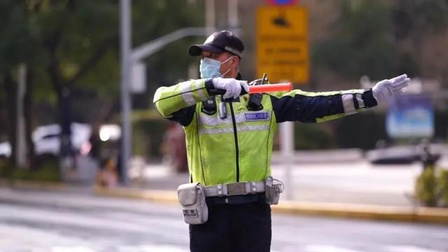 绿荫不减来时路,来看一名即将退休交警的“一肩双挑”