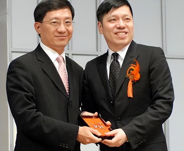 他是慕诗国际创始人,4台衣车起家19岁与太太结婚,3子女皆优秀