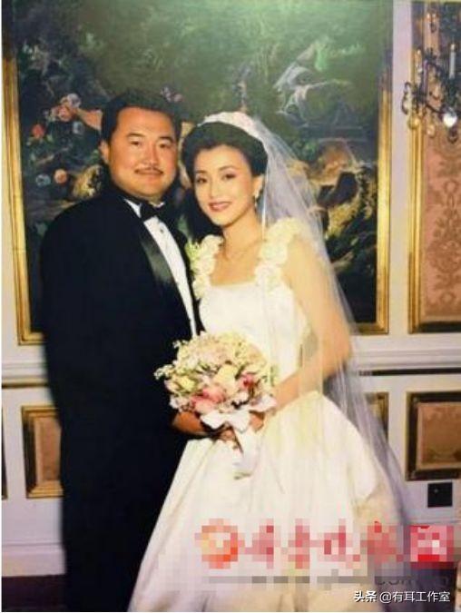 1994年,杨澜和银行职员丈夫离婚,转身嫁给身价100亿的吴征