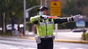 老康(绿荫不减来时路，来看一名即将退休交警的“一肩双挑”)