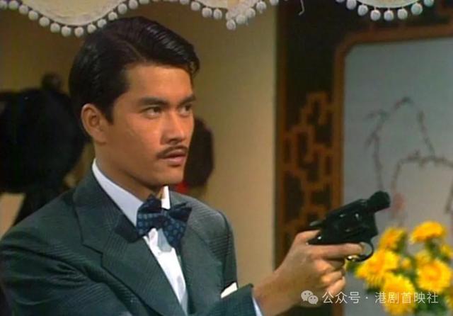 吕良伟手抱鲜花度腊八,娶细13年豪门娇妻后过舒适人夫生活