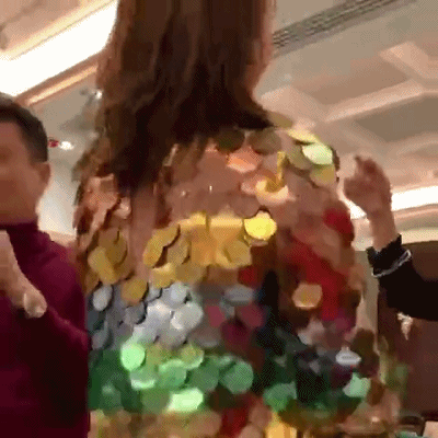关之琳晒57岁生日照,与三位年轻男士合影,喝醉脸红如少女
