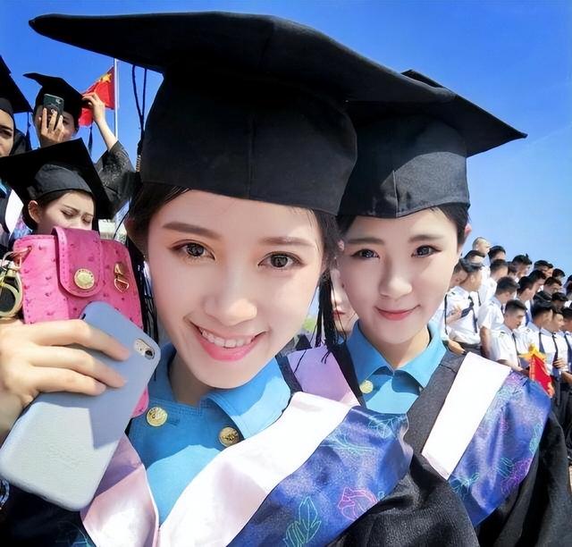 拍毕业照打扮成“公主”,两名女生抢全班风头,被指责太有心机