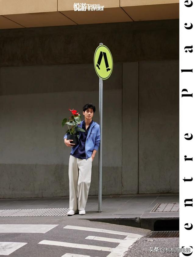 男星刘昊然全新大片行走墨尔本街头,春节档携《唐探1900》归来
