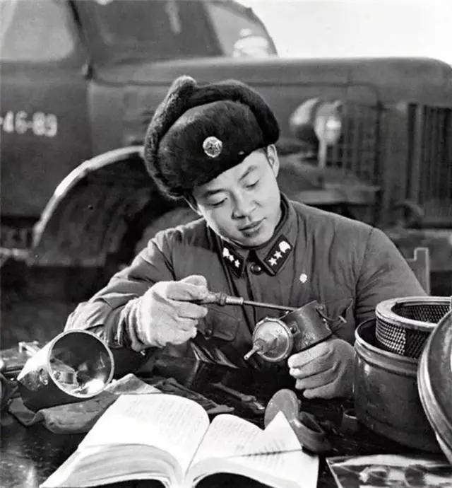 1958年,雷锋在武汉长江大桥留影,那年18岁,慈眉善目,招人喜爱