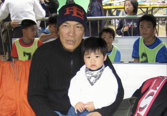 突发!香港已故知名男星大儿子藏毒被捕,孙儿25岁因车祸身亡