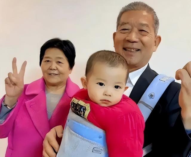 小天赐,终为父母的“众叛亲离”买了单,年仅5岁活得不像小孩