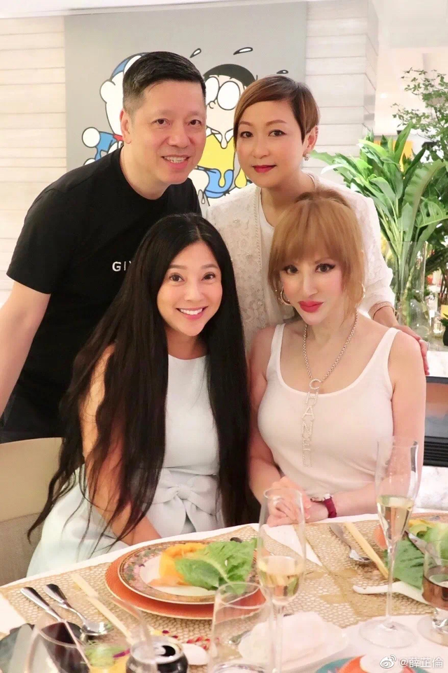 他是慕诗国际创始人,4台衣车起家19岁与太太结婚,3子女皆优秀