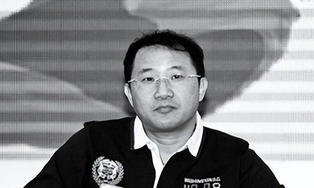 富商周旭辉:44岁娶小12岁女星童蕾,获刑3年后,妻女过得如何?