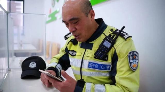绿荫不减来时路,来看一名即将退休交警的“一肩双挑”