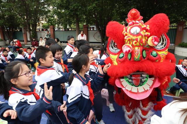 机器狗、哪吒、醒狮齐上阵!广州中小学开学现场“花式整活”→