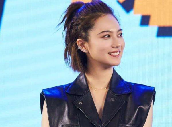 两位在剧中扮演杨紫的闺蜜,原以为是小角色,没想到有“大背景”