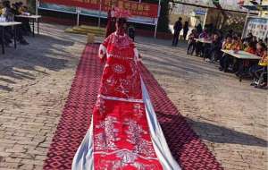 披风(河北沧州：7米剪纸作品邂逅创意“披风”)