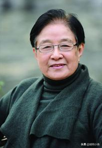 她是那英的老师,一个选择直接取消获胜者资格,一代歌后沦为保姆