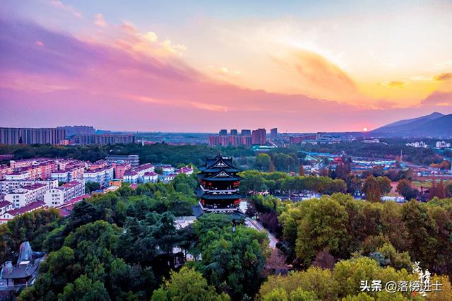 南京浦口凤凰山公园,这里有一座地标建筑,可以俯瞰城市绝美风光