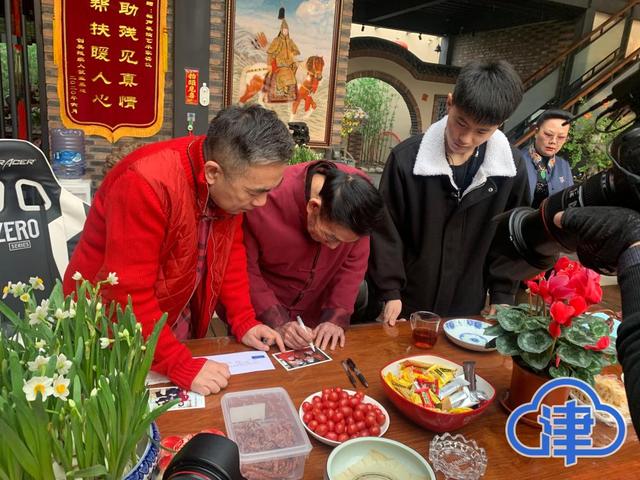 山东小伙痴迷“杨光的快乐生活”天津过年梦圆牛年