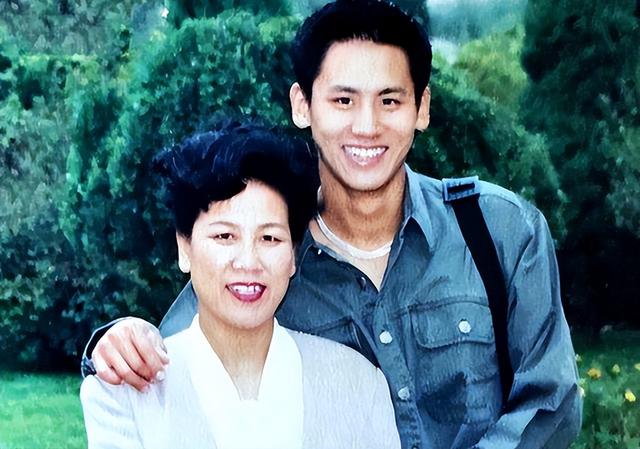 男星于晓光:举债百万给母亲治病买房,要求明星妻子也尽孝